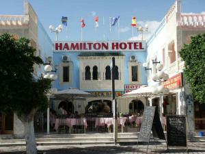 a hotel with a restaurant in front of it at Hotel Hamilton in Hammamet
