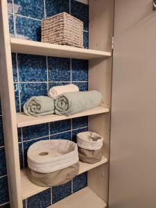 a towel rack with towels and towels in a bathroom at Erholsame 2 Zimmer FeWo mit King-Size-Bett, Pool und Stellplatz in Baiersbronn