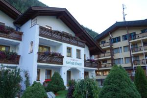 ゼルデンにあるAppartement Grüner Fidelisの目の前に木々が茂る山の中のホテル