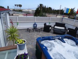 A balcony or terrace at Rickaty Lodge Bed and Breakfast, Airport Hotel, Hotel de aeropuerto, Las Palmas Airport, Gran Canaria Airport, LPA, Spain