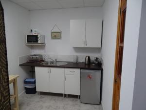 A kitchen or kitchenette at Rickaty Lodge Bed and Breakfast, Airport Hotel, Hotel de aeropuerto, Las Palmas Airport, Gran Canaria Airport, LPA, Spain