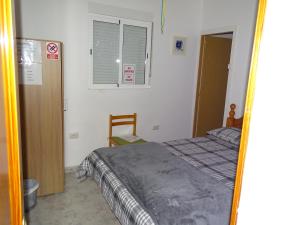 A bed or beds in a room at Rickaty Lodge Bed and Breakfast, Airport Hotel, Hotel de aeropuerto, Las Palmas Airport, Gran Canaria Airport, LPA, Spain