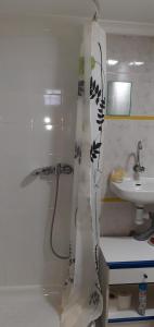 A bathroom at Rickaty Lodge Bed and Breakfast, Airport Hotel, Hotel de aeropuerto, Las Palmas Airport, Gran Canaria Airport, LPA, Spain