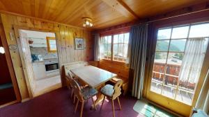 - une cuisine avec une table et des chaises en bois dans la chambre dans l'établissement Zer Tanna, à Blatten bei Naters