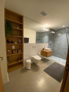 een badkamer met een toilet en een douche bij Stilvolle Ferienwohnung direkt an der Skipiste in Flims