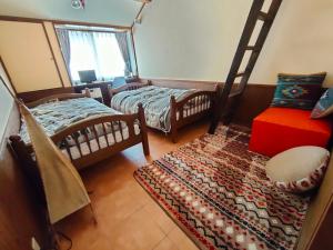 Postel nebo postele na pokoji v ubytování Funky Monkey Lodge, Myoko ファンキーモンキーロッジ 妙高
