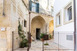 una entrada a un edificio con una puerta en Palazzo De Noha - Boutique Hotel, en Lecce