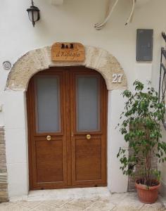 an entrance to a building with a wooden door at IL RIFUGIO in Adelfia