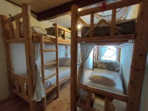 Postel nebo postele na pokoji v ubytování Funky Monkey Lodge, Myoko ファンキーモンキーロッジ 妙高