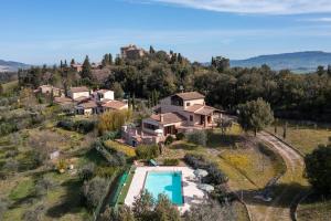 vista aerea su una villa con piscina di Villa Montegemoli - by Bolgheri Holiday a Pomarance