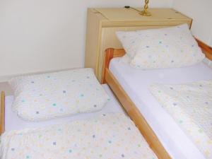 two twin beds sitting next to each other in a room at Bungalow Möller in Dahme