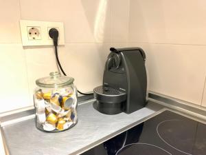 um balcão de cozinha com um frasco de comida e um telefone em Estudio para dos en pleno centro de Madrid em Madri