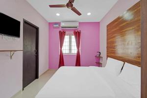 Postel nebo postele na pokoji v ubytování FabHotel Pavis Inn