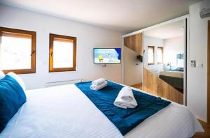 um quarto com uma cama grande e toalhas em Avila Apartments em Sarajevo