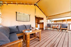 O zonă de relaxare la Glamping and Mobile Homes Lavanda - Holiday Centre Bi VIllage