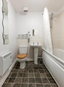 a bathroom with a toilet and a sink and a tub at BEST PRICE! Superb city centre apartment, 2 Superkings or 4 singles Smart TV & Sofa bed- FREE SECURE PARKING in Southampton