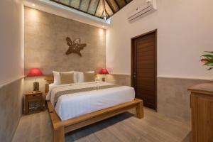 Un pat sau paturi într-o cameră la Villa SoDe Balangan by Nagisa Bali