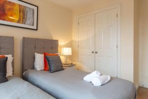 a bedroom with two beds with towels on them at BEST PRICE! Superb city centre apartment, 2 Superkings or 4 singles Smart TV & Sofa bed- FREE SECURE PARKING in Southampton