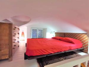 都灵Jungle Fever的带红色床和窗户的卧室