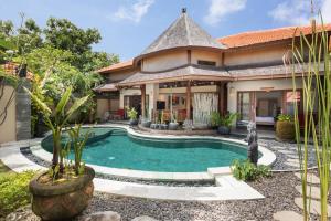 Piscina de la sau aproape de Villa SoDe Balangan by Nagisa Bali