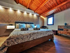 a bedroom with a large bed and a wooden ceiling at Bed and Breakfast L&P in Cefalù