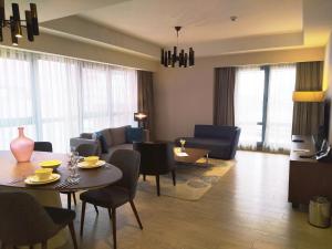 A seating area at Somerset Maslak Istanbul