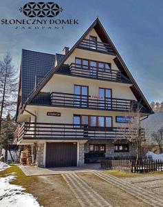 un gran edificio con techo de gambrel en Słoneczny Domek, en Zakopane