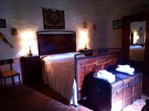 1 dormitorio con 1 cama grande y 2 mesitas de noche con lámparas en Podere Poggio Lupinaio, en San Martino