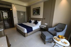 Postel nebo postele na pokoji v ubytování Stardom Resort Jaipur