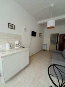 a kitchen and living room with a table and chairs at Casa das Netas in Lagos