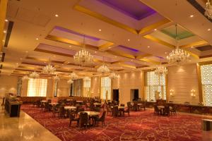 Restaurace v ubytování Stardom Resort Jaipur + 37 fotografií