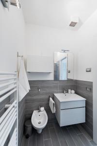Bilik mandi di Appartamento Mazzini P1-25 by Wonderful Italy
