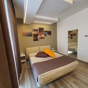 Postel nebo postele na pokoji v ubytování Sundeck Hotel