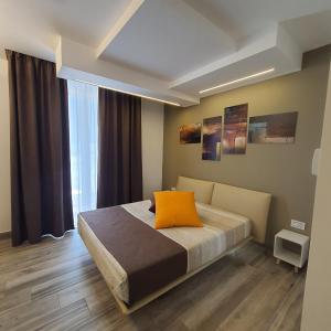 Postel nebo postele na pokoji v ubytování Sundeck Hotel