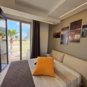 Postel nebo postele na pokoji v ubytování Sundeck Hotel