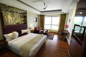 Postel nebo postele na pokoji v ubytování Stardom Resort Jaipur