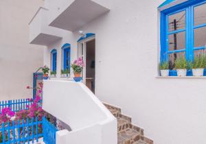 a room with a blue wall and a blue door at Milos Inn in Adamantas