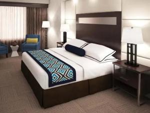 una camera con un grande letto e una sedia blu di Town View Hotel a Il Cairo