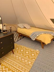 Postel nebo postele na pokoji v ubytování Tregantle Farm Eco Glampsite Super Safari Cabin