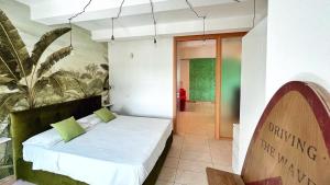 una camera con un letto di Leaf Apartment a Ravenna