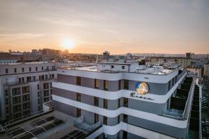 Východ nebo západ slunce při pohledu z aparthotelu nebo okolí