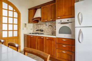 Ett kök eller pentry på Ortigia Seafront Apartment by Wonderful Italy