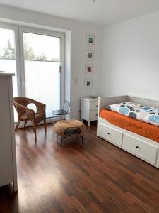 Schlafzimmer mit einem Bett, einem Schreibtisch und einem Stuhl in der Unterkunft Boddenhus in Bresewitz