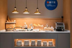 眉山东坡智选假日酒店的厨房或小厨房