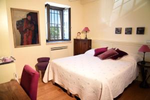 sypialnia z łóżkiem i oknem w obiekcie B&B Camignone Franciacorta w mieście Passirano
