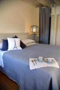 una habitación de hotel con una cama con dos platos. en B&B Camignone Franciacorta, en Passirano