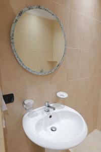 Koupelna v ubytování Hotel Dior + 27 fotografií