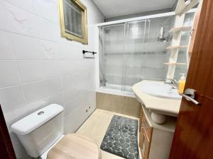 Un baño de Apartamento turístico Torre Estoril Planta 12 - Gestaltur