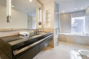 Koupelna v ubytování Steps Away From Marina Mall with Iconic Marina Canal Views, The Address Residences, Dubai Marina by Deluxe Holiday Homes