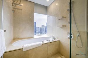 Koupelna v ubytování Steps Away From Marina Mall with Iconic Marina Canal Views, The Address Residences, Dubai Marina by Deluxe Holiday Homes